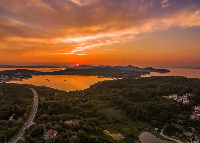 Front In Semesterbostad Ždrelac